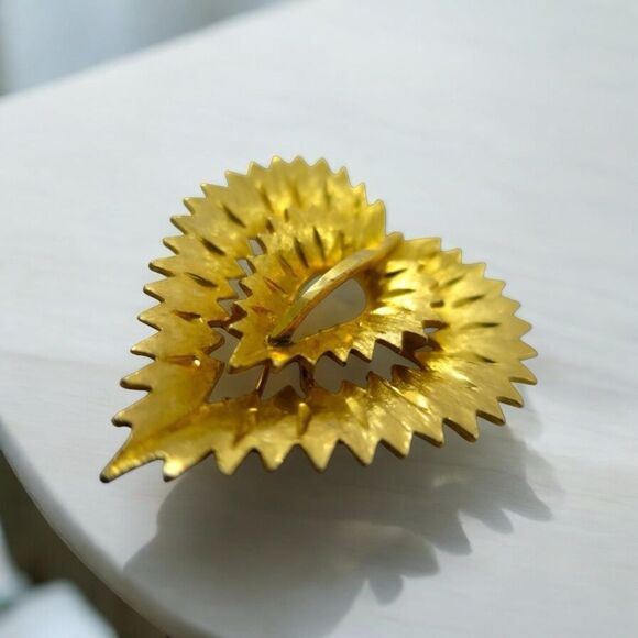 Mamsellev 1970’s Gold Double Heart Brooch Signed 
Vintage Gold Leaf Brooch - Picture 5 of 10